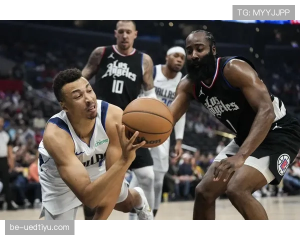 篮球翻腕违例规则详解:核心定义与判罚依据 篮球翻腕违例规则详解:核心定义与判罚依据